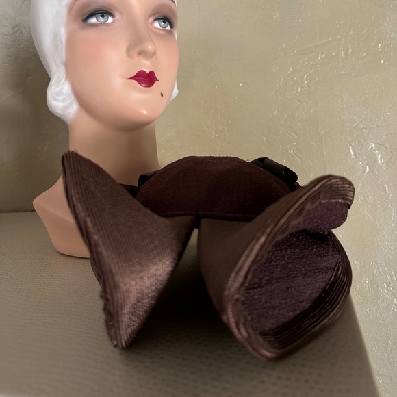 UNIQUE 1930s\' BROWN STRAW & FABRIC TOQUE WITH GROSGRAIN BOWS main image 6
